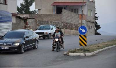 Motosiklette 4'ü çocuk 5 kişinin tehlikeli yolculuğu