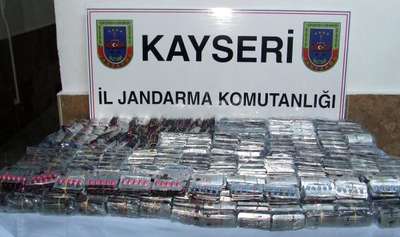 Kayseri’de kaçak sigara ve cinsel uyarıcı hap ele geçirildi