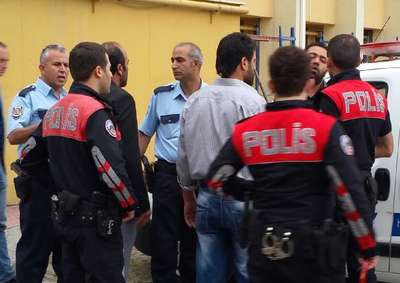 Cinayet davasının tarafları adliye önünde birbirine girdi: 1 yaralı