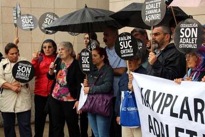 Cumartesi Anneleri'nden adliye önünde bağsız ayakkabı eylemi