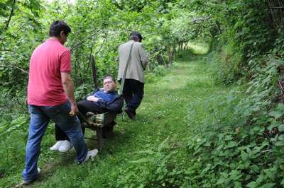 Giresun Valiliği önünde eylem yaptı, engelli oğlu için yol istedi