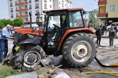 Sorgun'da minibüs traktöre çarpıştı: 6 yaralı