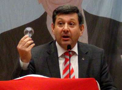 MHP Rize İl Başkanı'ndan elektrik kesintilerine ampullü protesto