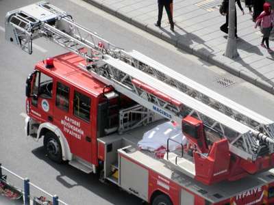 Başbakan’ın ilanı rüzgara dayanamadı, itfaiye ve elektrik şirketi seferber oldu