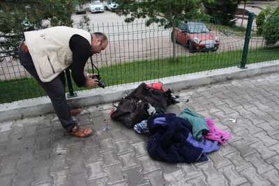 Bomba korkusu yaratan çantadan kıyafetler çıktı