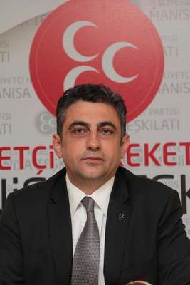Eski bakanların fotoğraflarının bulunduğu pankart krize neden oldu