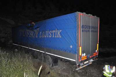 TIR dereye yuvarlandı: 1 yaralı