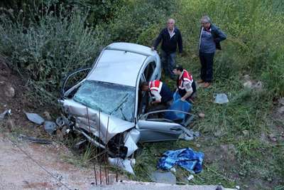 Otomobil şarampole yuvarlandı: 3 ölü