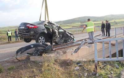 Otomobil köprü bariyerlerine çarptı: 1 Ölü, 1 yaralı