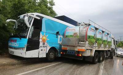 Ak Partili adayın bulunduğu otobüs tankerle çarpıştı