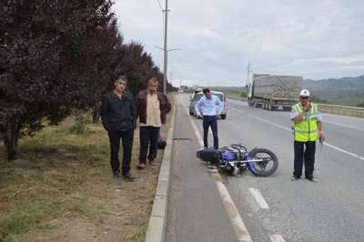 Kask takan motosiklet sürücüsü kazada hafif yaralandı
