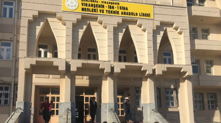 Okul müdürü başı açık öğrencileri tehdit etti