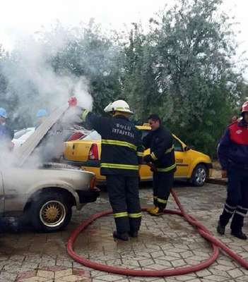 Park halindeki otomobilin motoru tutuştu