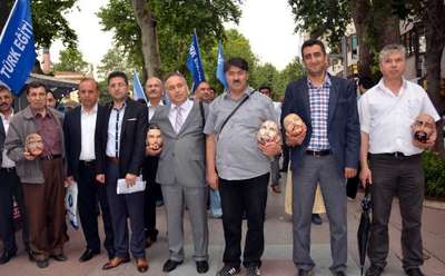 Atanamayan okul müdürlerinden 'kelle koltukta' protesto yürüyüşü