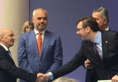 İsa Mustafa ve Sırbistan Başbakanı Aleksandar Vuçiç’in tokalaşması foruma damga vurdu