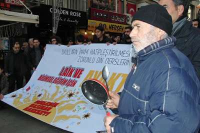 İzmir'de 3 bin kişi, 'laik ve bilimsel eğitim' için yürüdü