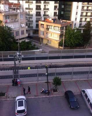 Beton mikserinin devirdiği beton ses perdesi trenin üzerine düştü