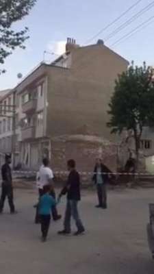 Boşaltılan 3 katlı bina böyle yıkıldı