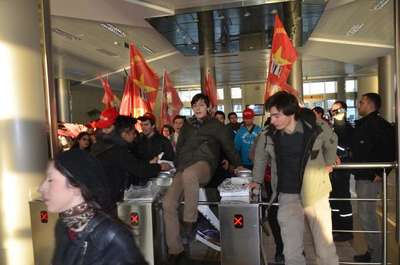 Turnikeden atlayıp ulaşım zammını protesto ettiler