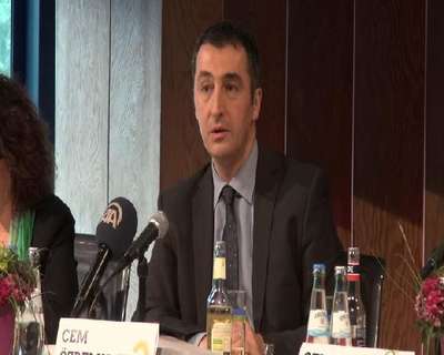 Alman Birlik 90/Yeşiller Partisi Eş Başkanı Cem Özdemir'den, AK Parti adayı Ozan Ceyhun'a, ağır eleştiri