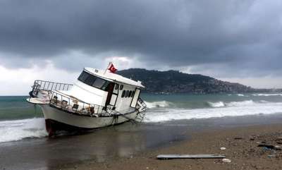 Suriyeli kaçakların bulunduğu tekne karaya oturdu