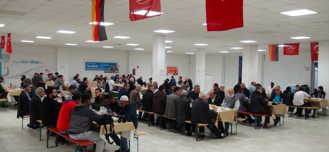 'En az bir gün Almanlarla iftar yapın'