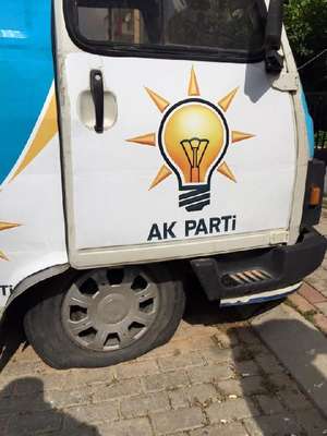 Ak Parti seçim minibüslerinin lastikleri kesildi, adayların resimleri yırtıldı