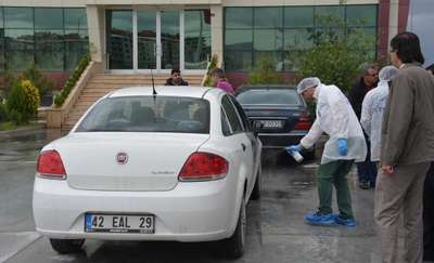Park halindeki otomobilin camını kırıp içindeki 100 bin lirayı çaldılar