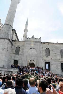 Cumhurbaşkanı Erdoğan cami çıkışında vatandaşlara seslendi