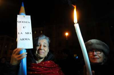 Charlie hebdo'ya saldırı Roma'da pdotesto edildi
