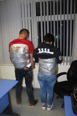 Vücutlarına sarılı 6 kilo esrarla yakalandılar