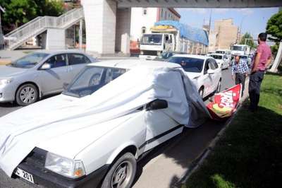 Üst geçitten yola düşen pankart kazaya neden oldu