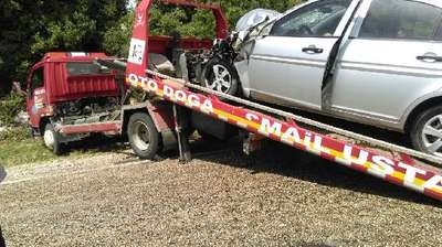 Otomobille kamyon çarpıştı: 2 yaralı