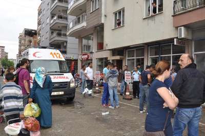 Komşu esnaf, işyerindeki yangını büyümeden söndürdü
