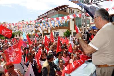 Deniz Baykal: Maçın hakemi top koşturuyor