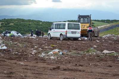 Tuvaletini yaparken üzerinden dozer geçti