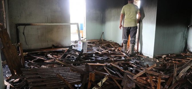 Gurbetçi sinek yakmak isterken evi yaktı