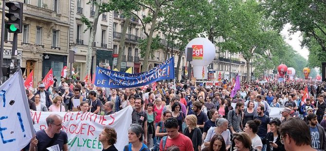 Macron'un maketi ateşe verildi