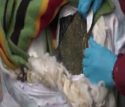 Yorgan ve battaniye arasında 65 kilo esrar yakalandı
