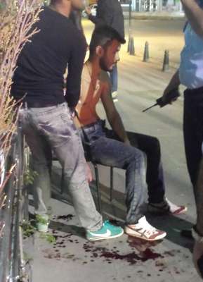 Omuz atma kavgasında iki kardeş bıçaklandı