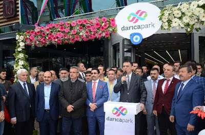 Darıca'da AVM açılışında çeyrek altın izdihamı