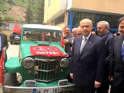 Bahçeli'ye 1952 model cip hediye edildi