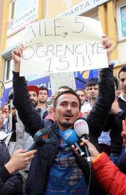 Üniversiteliler kira fiyatlarını protesto etti: Aileye 5, öğrenciye 15