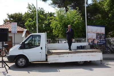 Bağımsız milletvekilinin mitingine eşi ile 7 yakını katıldı
