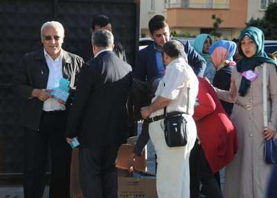 Gaziantep'te İmam Hatip Lisesi'ndeki pilav gününde Ak Parti broşürleri dağıtıldı