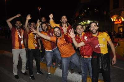 Galatasaraylı taraftarlar, şampiyonluğu Taksim'de kutladı