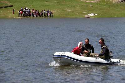 Hamile kadın jandarma tarafından botla kurtarıldı