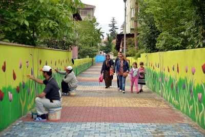 Ressam çiftçin süslediği elektrik trafosunu sprey boyayla kirlettiler