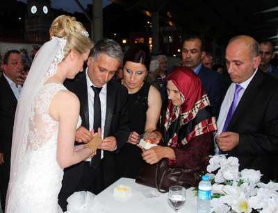 Belediye Başkanı, pazaryerinde yapılan düğünle evlendi