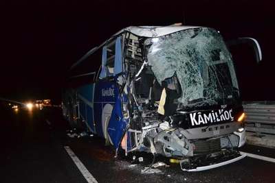 Yolcu otobüsü, kamyona çarptı: 7 yaralı